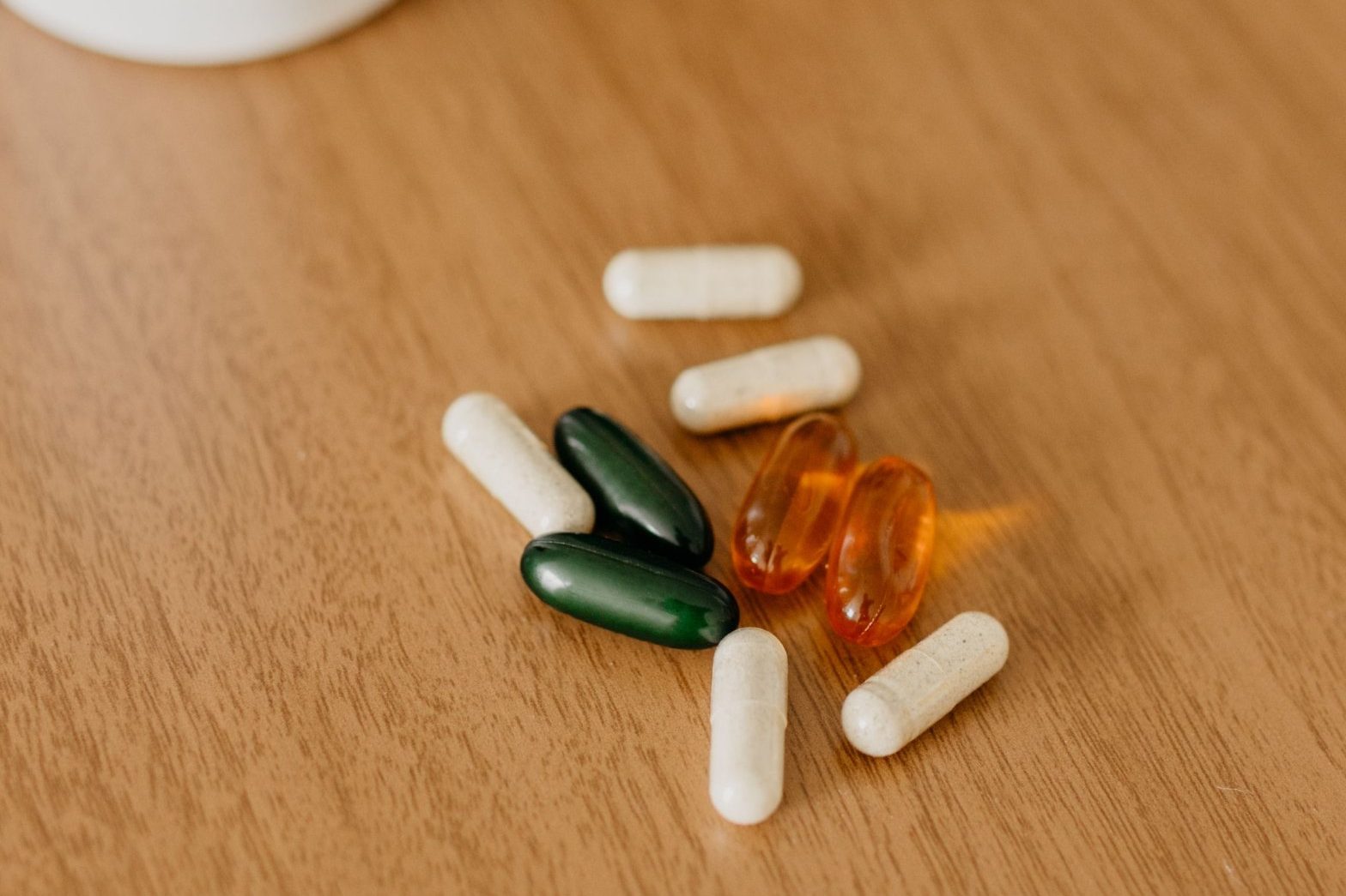 Capsules met voedingssupplementen op tafel, geen vervanging voor een stevige voedingsbasis