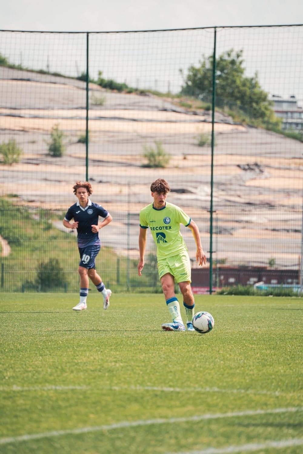 Lukas, KAA Gent U18, aan de bal in een wedstrijd: spiermassa opgebouwd zonder snelheid te verliezen