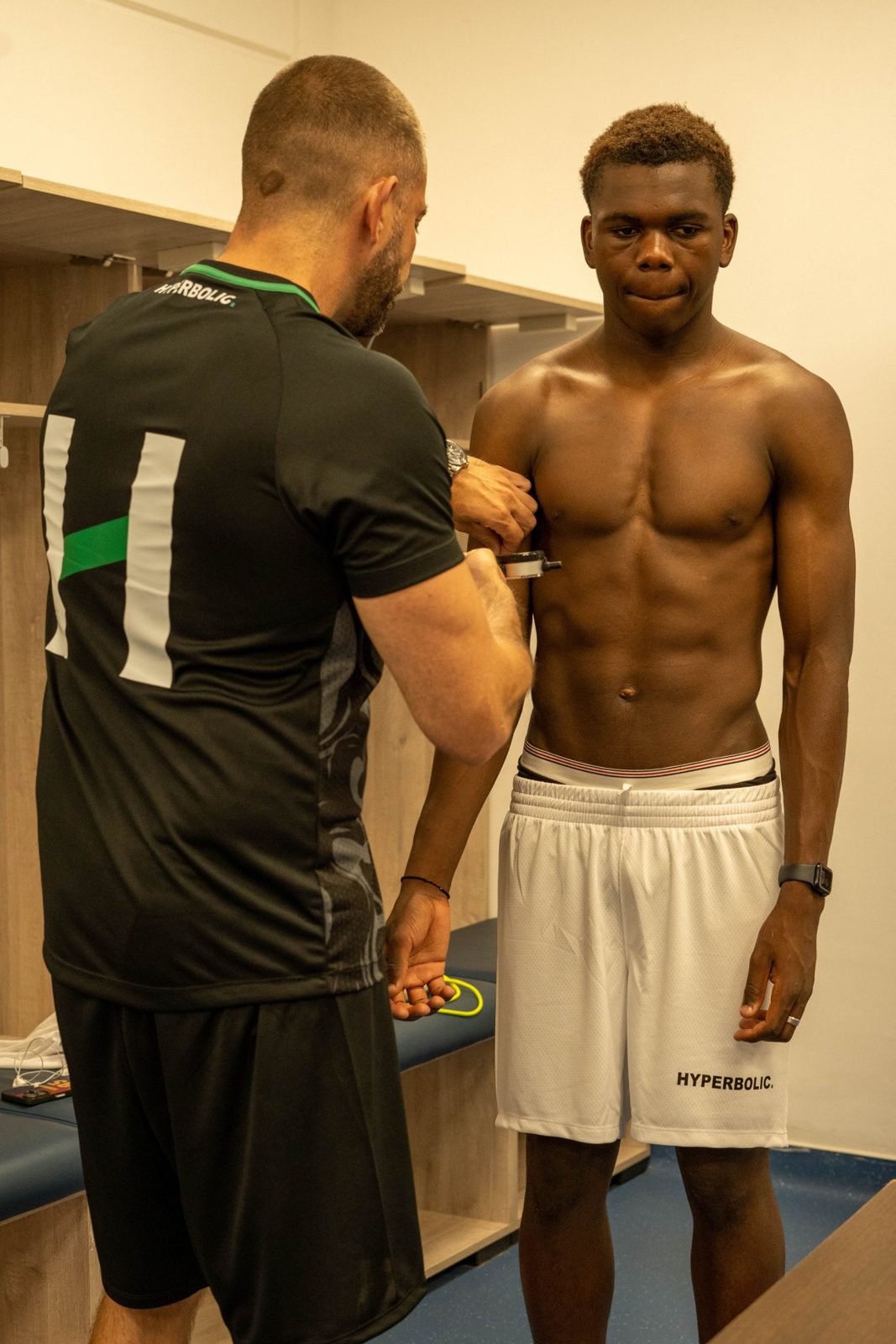 Jérôme Devos meet de huidplooien van een jonge voetballer met de huidplooimeter, opvolging van de lichaamssamenstelling BodyFitWithMe
