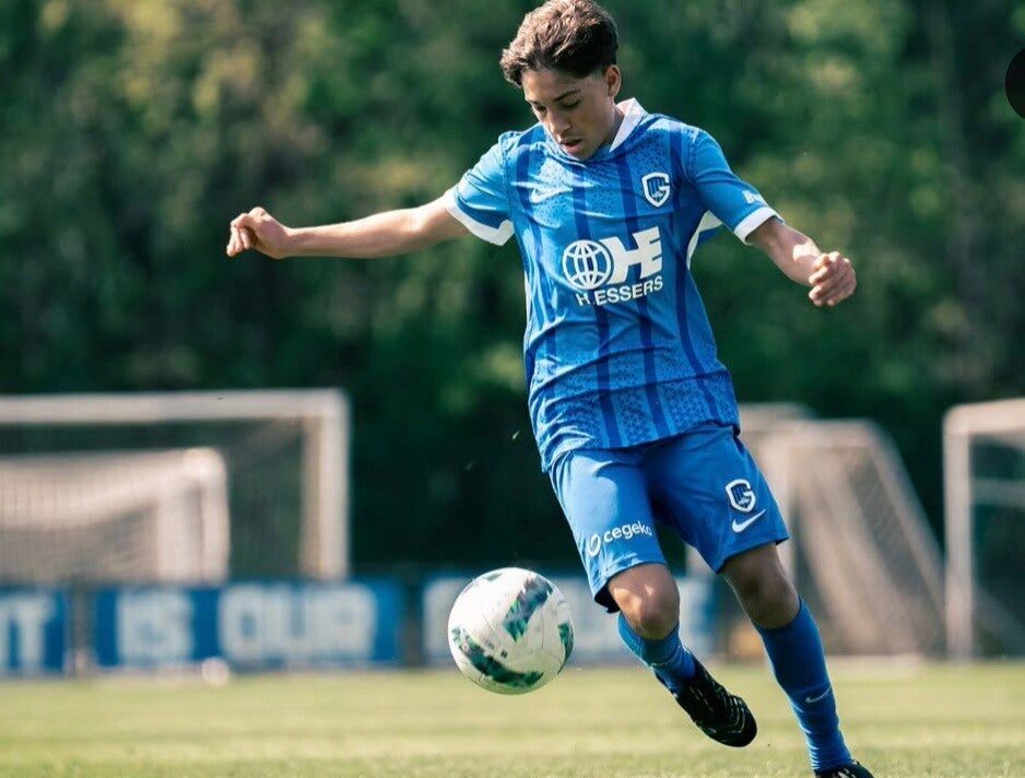 Jonge voetballer in een academie, voeding en groei, begeleiding BodyFitWithMe