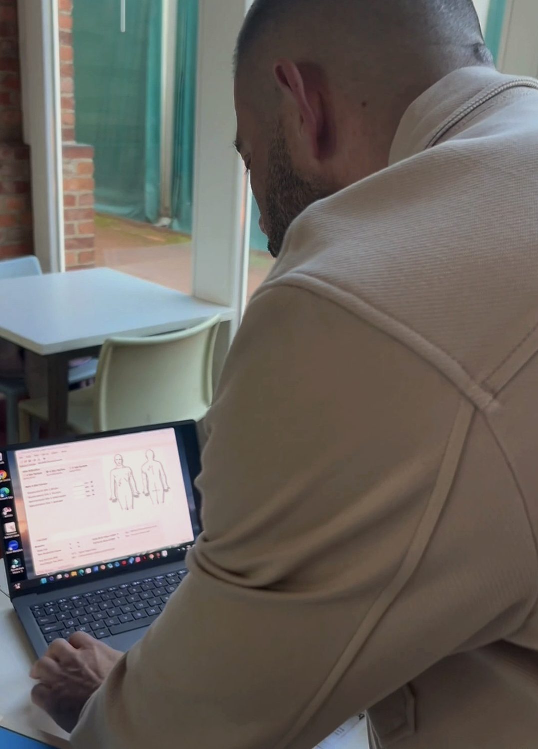 Jérôme Devos voert de huidplooimetingen in om de lichaamssamenstelling op te volgen