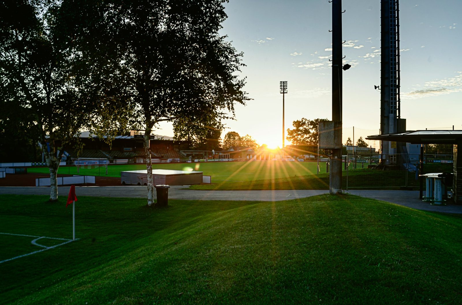 Voetbalveld bij zonsopgang, start van de voorbereiding in de zomer